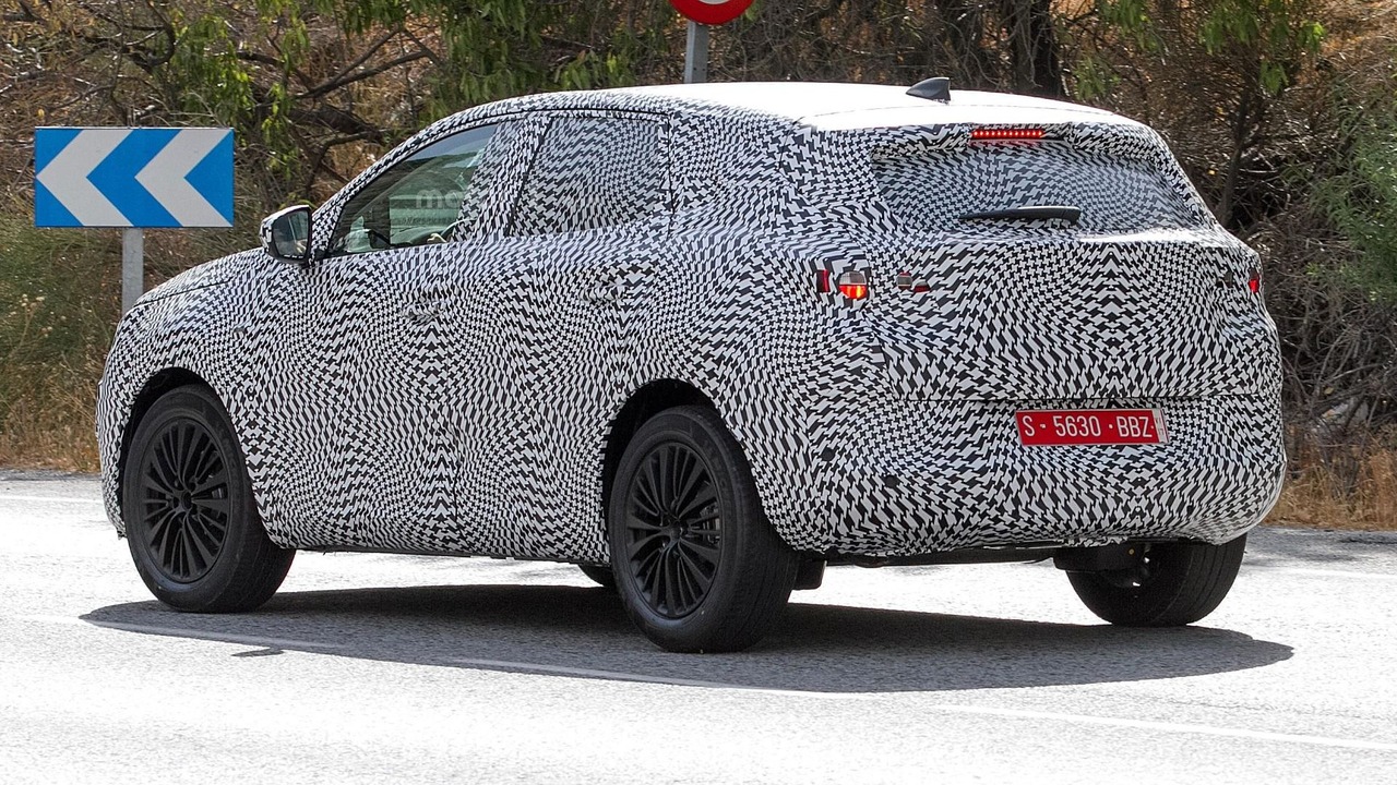 2018-peugeot-2008-spy-photo.jpg