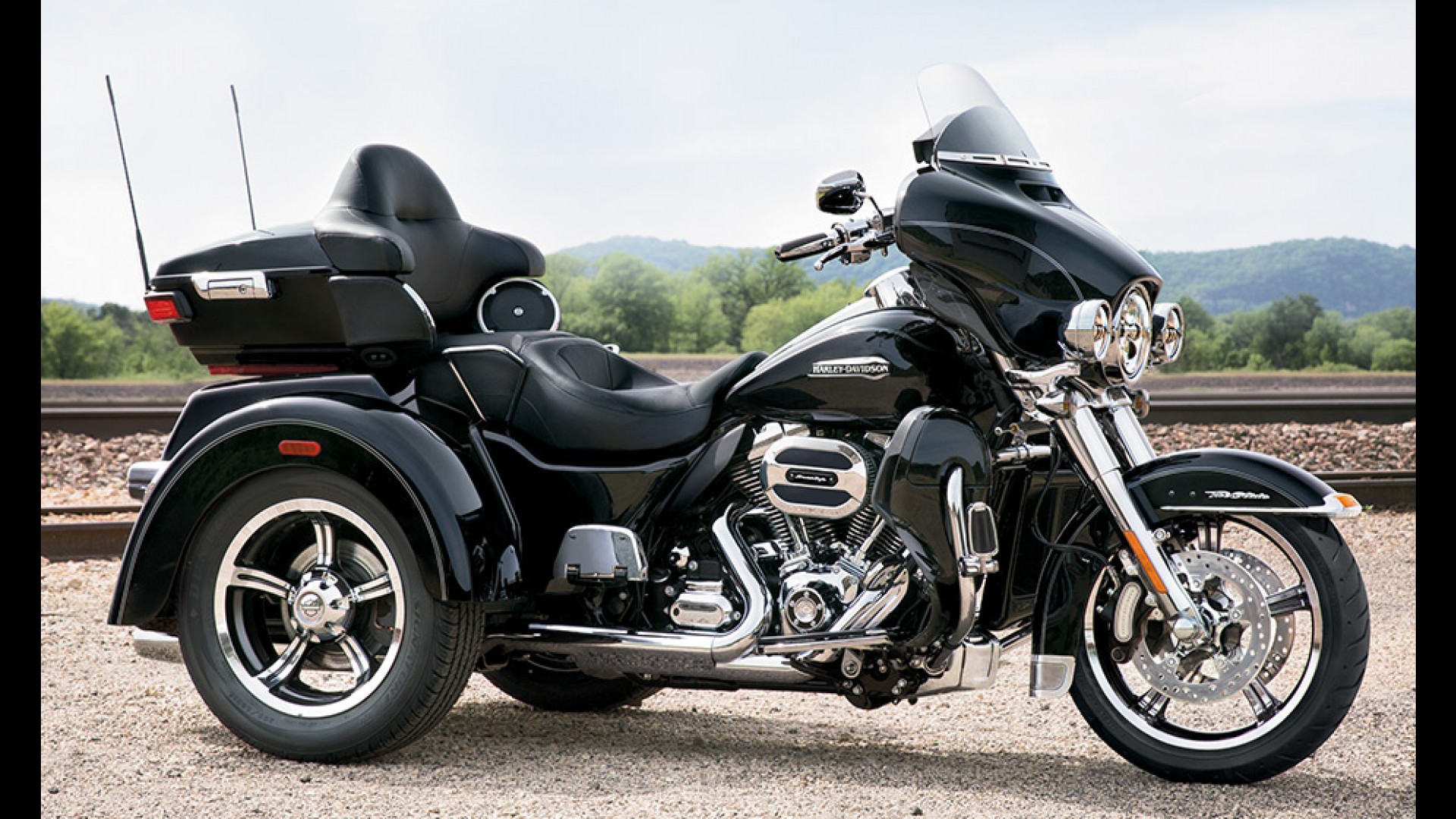 Primeira HarleyDavidson Tri Glide Ultra chega por R 180 mil