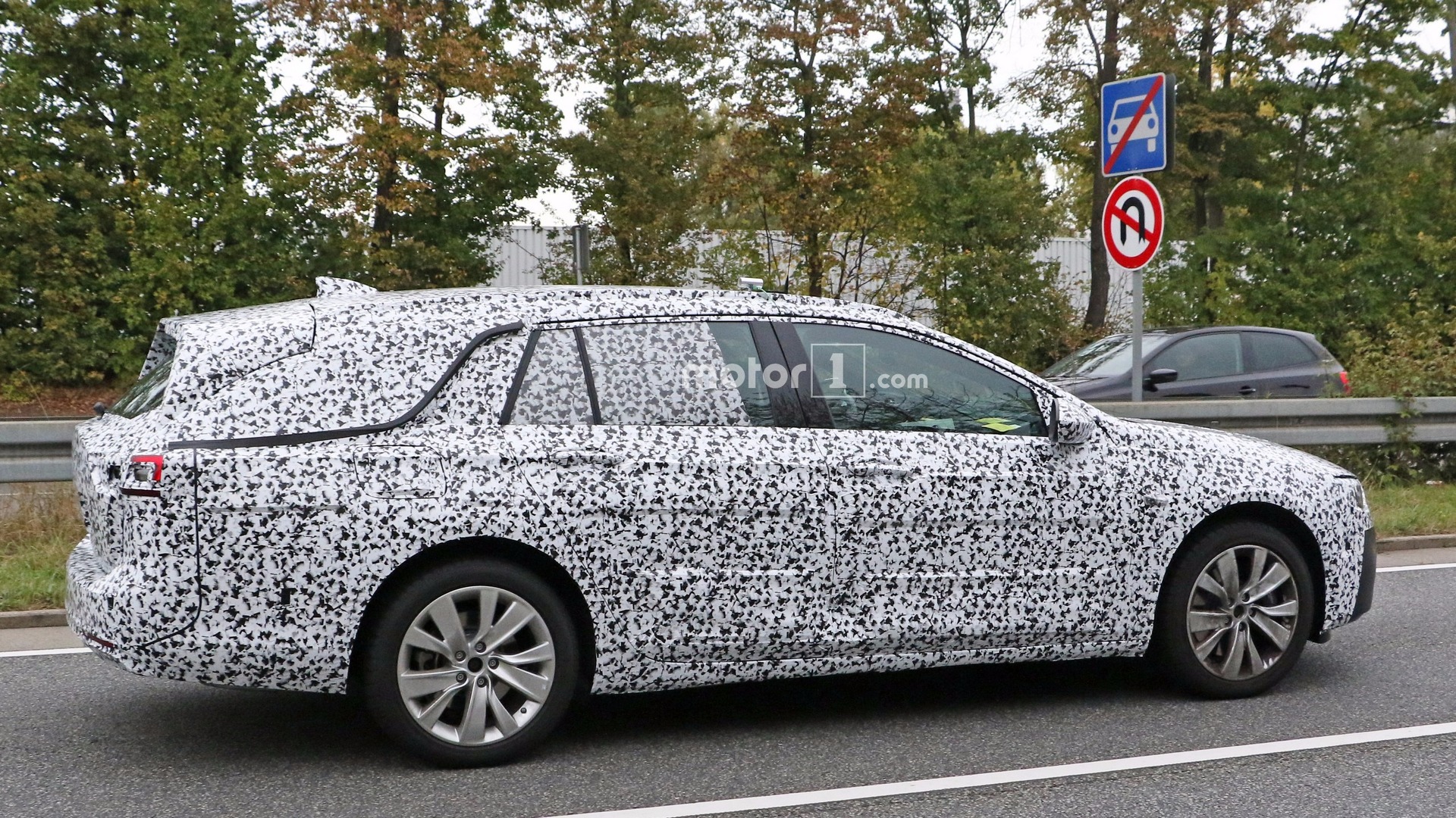2017-opel-insignia-sports-tourer-spy-photo.jpg